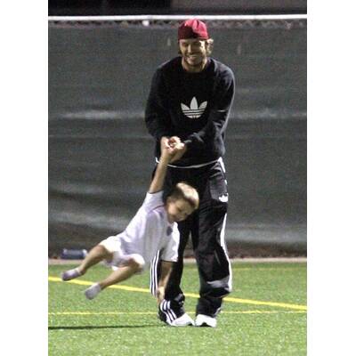 David Beckham mit Söhnchen Cruz am Fußball-Feld