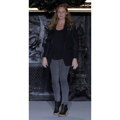 Modedesignerin beweist Stil