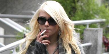 Taylor Momsen mit Zigarette erwischt