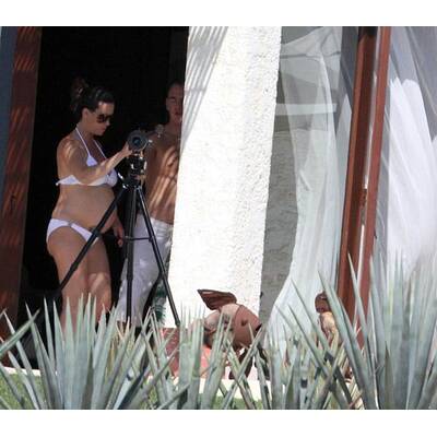 Im Bikini: Alanis Morissette zeigt ihren Babybauch