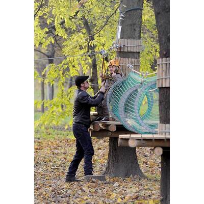 Brangelina mit ihren Kids am Abenteuerspielplatz