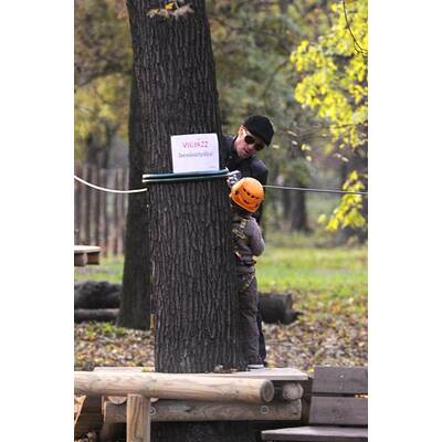 Brangelina mit ihren Kids am Abenteuerspielplatz