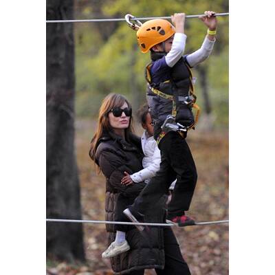 Brangelina mit ihren Kids am Abenteuerspielplatz