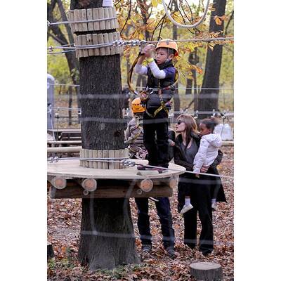 Brangelina mit ihren Kids am Abenteuerspielplatz