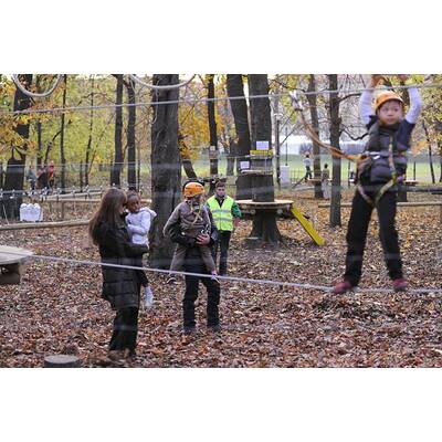 Brangelina mit ihren Kids am Abenteuerspielplatz