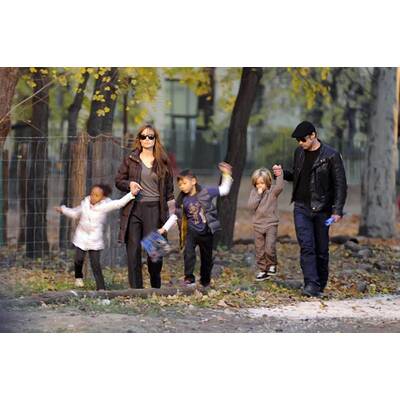 Brangelina mit ihren Kids am Abenteuerspielplatz