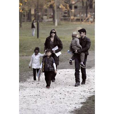 Brangelina mit ihren Kids am Abenteuerspielplatz