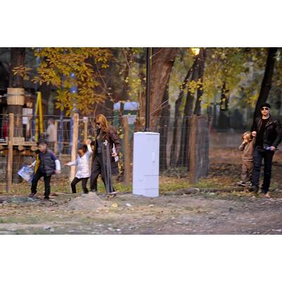 Brangelina mit ihren Kids am Abenteuerspielplatz