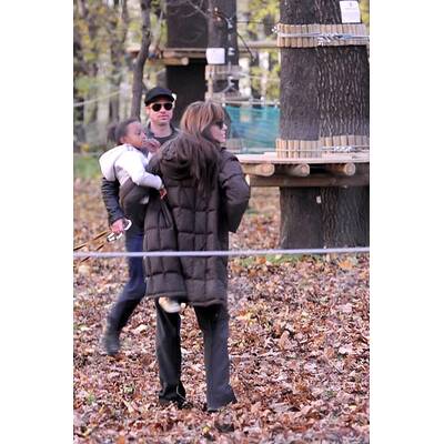 Brangelina mit ihren Kids am Abenteuerspielplatz