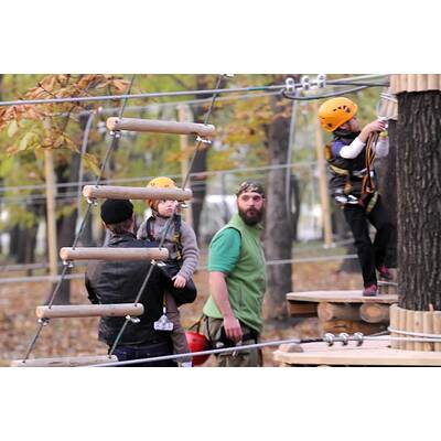 Brangelina mit ihren Kids am Abenteuerspielplatz