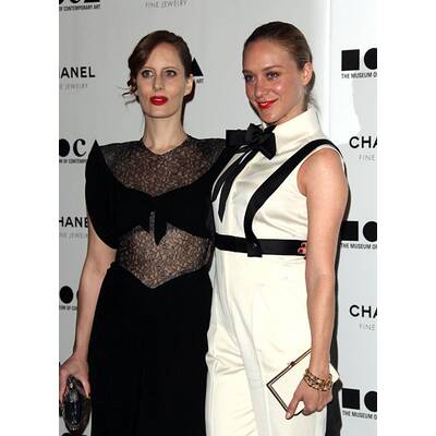 Stars zeigen rote Lippen