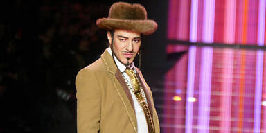 Modedesigner John Galliano macht Profit