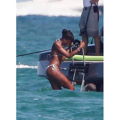 Bikini-Schönheit: Naomi Campbell, Sonne und Yacht