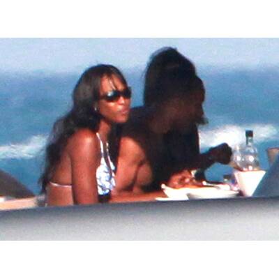 Bikini-Schönheit: Naomi Campbell, Sonne und Yacht