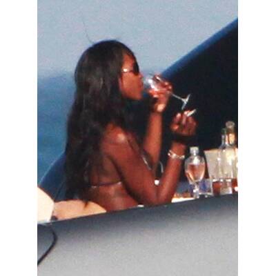 Bikini-Schönheit: Naomi Campbell, Sonne und Yacht