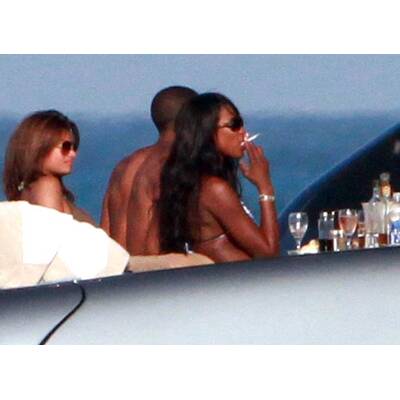 Bikini-Schönheit: Naomi Campbell, Sonne und Yacht