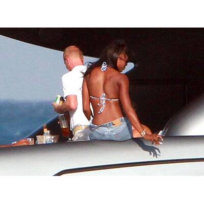 Bikini-Schönheit: Naomi Campbell, Sonne und Yacht
