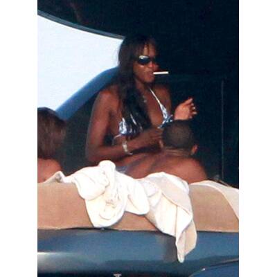 Bikini-Schönheit: Naomi Campbell, Sonne und Yacht
