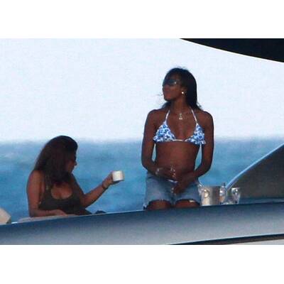 Bikini-Schönheit: Naomi Campbell, Sonne und Yacht