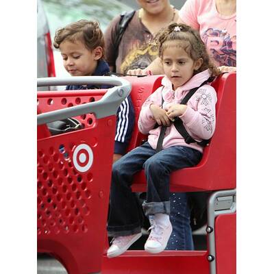 Max und Emme ohne Mama beim Shoppen