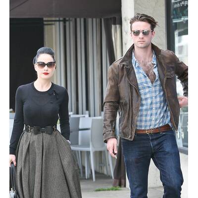 Dita von Teese lässt drunter blicken