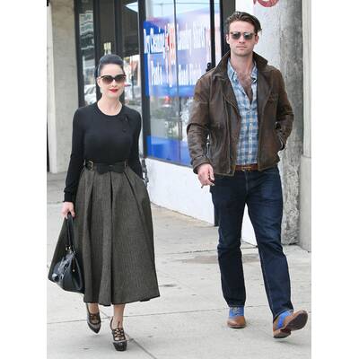 Dita von Teese lässt drunter blicken