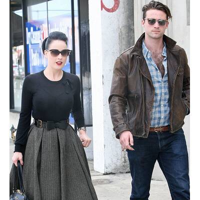 Dita von Teese lässt drunter blicken