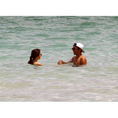 Noah Becker planscht mit Freundin Rafaela