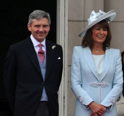 Queen Elizabeth II trägt Swarovski-Kleid