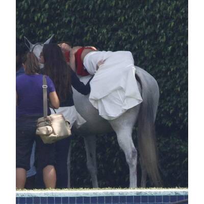 Eva Longoria: Oben ohne auf einem Schimmel