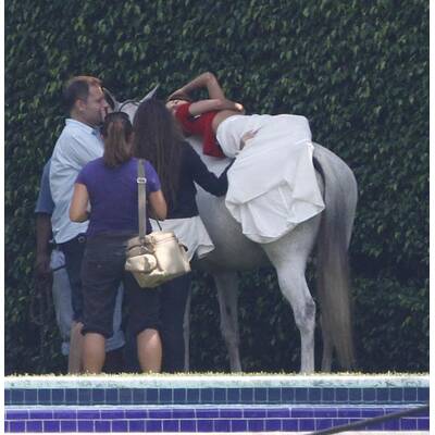 Eva Longoria: Oben ohne auf einem Schimmel