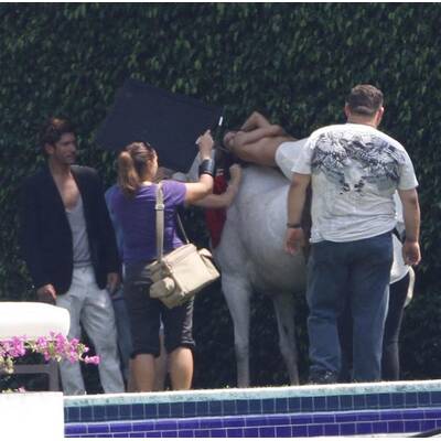 Eva Longoria: Oben ohne auf einem Schimmel