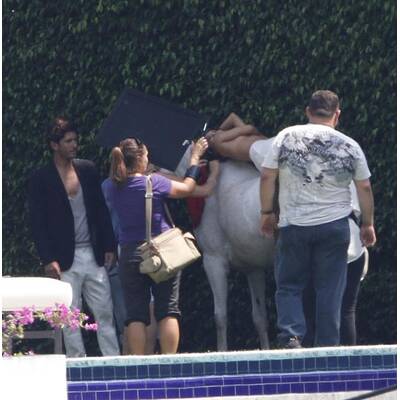 Eva Longoria: Oben ohne auf einem Schimmel