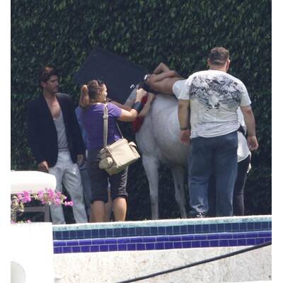 Eva Longoria: Oben ohne auf einem Schimmel