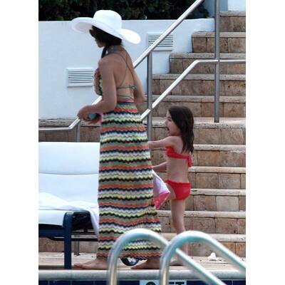 Katie Holmes bringt Tochter Suri das Schwimmen bei