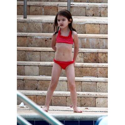 Katie Holmes bringt Tochter Suri das Schwimmen bei