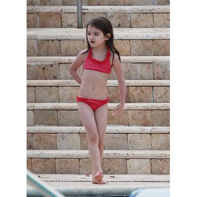 Katie Holmes bringt Tochter Suri das Schwimmen bei