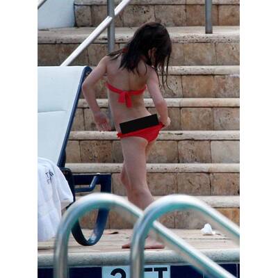 Katie Holmes bringt Tochter Suri das Schwimmen bei