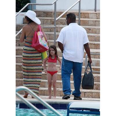 Katie Holmes bringt Tochter Suri das Schwimmen bei