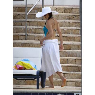 Katie Holmes bringt Tochter Suri das Schwimmen bei