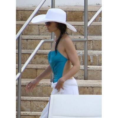 Katie Holmes bringt Tochter Suri das Schwimmen bei