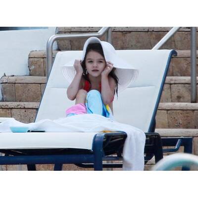 Katie Holmes bringt Tochter Suri das Schwimmen bei