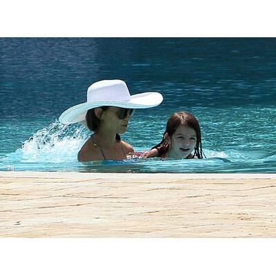 Katie Holmes bringt Tochter Suri das Schwimmen bei