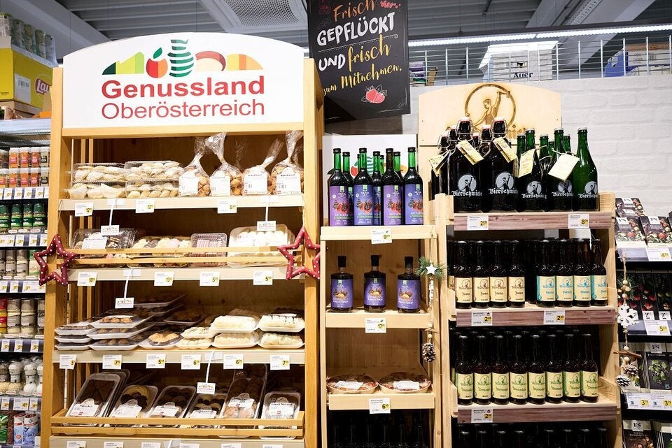 Sortiment mit vielen regionalen Produkten. Die Regale stehen an einem besondern Platz im Markt.