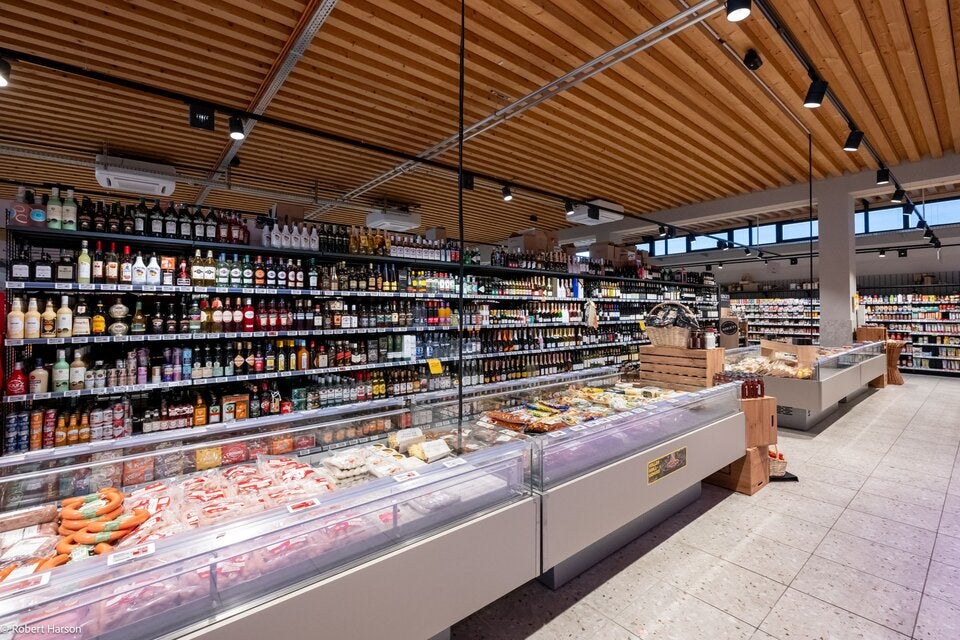 Auf rund 750 m² Verkaufsfläche wird ein umfassendes Sortiment geboten.