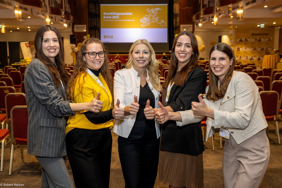 v.l.n.r.: Lena Preglau (Lehrlings- & Nachwuchsförderung, People & Culture BILLA), Marie Huck (Learning & Development, People & Culture BILLA), Lisa Köb (Head of People & Culture BILLA), Irina Zoder (Lehrlings- & Nachwuchsförderung, People & Culture BILLA) und Sandra Kovacs (Teamleitung Lehrlings- & Nachwuchsförderung, People & Culture BILLA) waren bei den Willkommenstagen vor Ort.