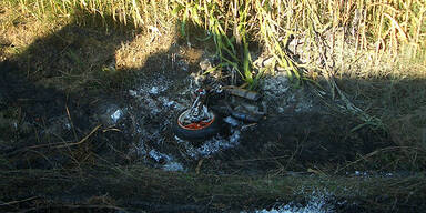 Mit Motorrad über Traktor katapultiert