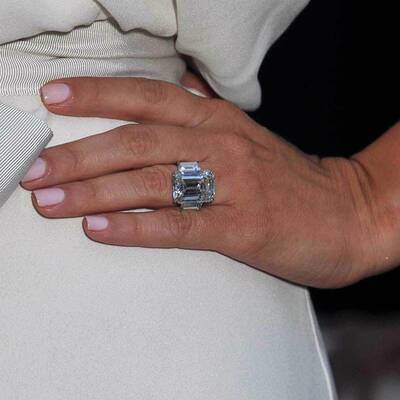 Kim Kardashian präsentiert ihren Verlobungsring