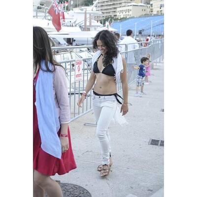 Michelle Rodriguez im Pfeif-drauf-Look