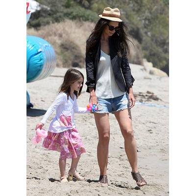 Suri Cruise tobt mit High Heels am Strand